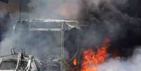 Incêndio provocado pelos moradores  Foto: Peter Leone / Futura Press