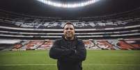 Ronaldo Fenômeno no Azteca, onde nunca jogou (Foto: Divulgação Nike)  Foto: Lance!