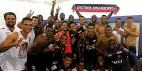 Elenco do Atlético-GO comemora o acesso à Série A do Campeonato Brasileiro  Foto: Reprodução/Facebook