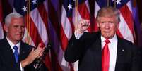 O presidente eleito dos Estados Unidos, Donald Trump, comemora a vitória junto a seu vice, Mike Pence  Foto: Getty Images