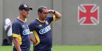 Jorginho e Zinho durante treino do Vasco  Foto: Carlos Gregório Jr./Vasco