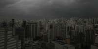 Nuvens carregadas vistas da região central da cidade de São Paulo nessa quarta-feira. A chuva atingiu também a Grande São Paulo.  Foto: J. Duran Machfee/Futura Press