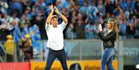 Carol Portaluppi, filha do técnico Renato Gaúcho, estava no banco de reservas do Grêmio no segundo jogo da partida semifinal da Copa do Brasil antes mesmo do apito final  Foto: Wesley Santos / Gazeta Press