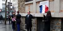 François Hollande durante descerramento de uma placa de lembrança do atentado  Foto: EFE