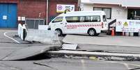 Fissuras no asfalto apareceram em estradas em torno de Center Port, em Wellington, na Nova Zelândia, após o terremoto  Foto: EFE