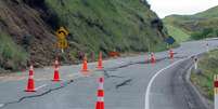 Terremoto provocou rachaduras em rodovia na cidade de Christchurch, na Nova Zelândia.  Foto: EFE