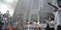 Servidores protestam contra o pacote de cortes do governo do estado em frente ao prédio da Alerj   Foto: Agência Brasil