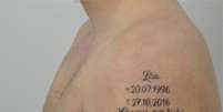 Tatuagem mostra nome da vítima com datas de nascimento e morte e a frase 'Obrigado por tudo'  Foto: Policia Nacional / BBC News Brasil