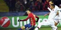 Golovin (esq.), do CsKA disputa jogada com a defesa do Leverkusen   Foto: EFE