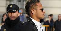 Em fevereiro, Neymar depôs em um tribunal de Madrid como parte do processo em que pode ser condenado a dois anos de prisão  Foto: Getty Images