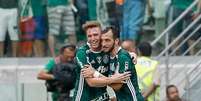 Fabiano comemora com Edu Dracena o gol que deu a vit&oacute;ria ao Palmeiras  Foto: Marcelo Zambrana/Agif/Gazetapress