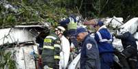 Equipes de resgate procuram vítimas entre os destroços do avião da Chapecoense  Foto: Agência Brasil