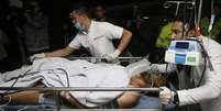 O  lateral-esquerdo Alan Ruschel, sobrevivente do acidente, chega ao hospital após resgate  Foto: EFE