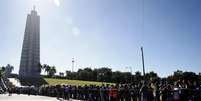 Cubanos fazem fila para prestar a última homenagem a Fidel Castro na Praça da Revolução.  Foto: EFE