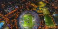 Imagem aérea mostra estádio e ruas em seu entorno lotados durante homenagem do Atlético Nacional, de Medellín, à Chapecoense  Foto: Reprodução/Facebook
