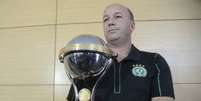 Marcelo Zelote, diretor da Chape, recebeu réplica da taça, em Medellín (foto:RAUL ARBOLEDA/AFP)  Foto: Lance!