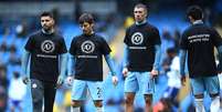 Jogadores do Manchester City entraram em campo para o aquecimento vestindo camisetas pretas com o escudo da Chapecoense e a frase #ForçaChape  Foto: Getty Images