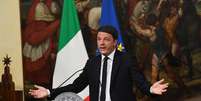 Apesar de ter anunciado sua renúncia, Matteo Renzi ficará por mais algum tempo no cargo a pedido do presidente italiano  Foto: EFE