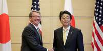 Ash Carter, secretário de Defesa dos Estados Unidos, se reúne com Shinzo Abe, primeiro-ministro japonês, em Tóquio, nesta terça-feira  Foto: EFE