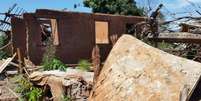 Ruínas de casas do distrito de Bento Rodrigues, destruído pela lama da barragem de Fundão  Foto: Agência Brasil