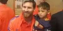 Messi abraçado com o jovem Murtaza Ahmadi(Foto: Reprodução)  Foto: Lance!