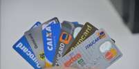 Consumidor deve ficar atento. Juros dos cartões de crédito são de 459,53% ao ano  Foto: Agência Brasil