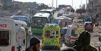 Ambulâncias e ônibus deixam o leste de Aleppo durante trégua  Foto: Reuters