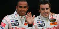 Hamilton e Alonso durante a temporada 2007, quando eram colegas de equipe na McLaren  Foto: Getty Images