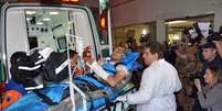 Jogador Neto, &uacute;ltimo sobrevivente resgatado da trag&eacute;dia com o avi&atilde;o que levava a delega&ccedil;&atilde;o da Chapecoense, chega ao Hospital da Unimed ap&oacute;s desembarcar no aeroporto de Chapec&oacute; (SC).  Foto: Tarla Wolski/Futura Press