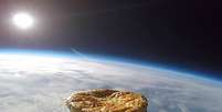 Um grupo de britânicos lançou uma torta de carne e batata ao espaço.  Foto: BBC Brasil/Reprodução