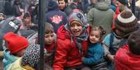 Muitas das pessoas retiradas de Aleppo são crianças ou mulheres   Foto: Reuters