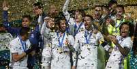 Real Madrid ergue o troféu de campeão no Mundial de Clubes da Fifa  Foto: Reuters