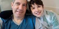 O radialista Rafael Henzel, que est&aacute; se recuperando em Chapec&oacute;, com seu filho  Foto: Reprodu&ccedil;&atilde;o/Twitter