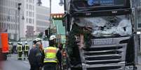 Caminhão é retirado de feira natalina em Berlim após vários atropelamentos  Foto: Reuters