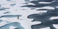 Guarda Costeira dos Estados Unidos recupera suprimentos soltos por pára-quedas no Oceano Ártico  Foto: Kathryn Hansen / Nasa via Reuters