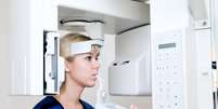 Estudos mostraram que nunca foi comprovado cientificamente a rela&ccedil;&atilde;o entre o c&acirc;ncer de tireoide e a radiologia odontol&oacute;gica pela simples raz&atilde;o de que os exames radiogr&aacute;ficos odontol&oacute;gicos utilizam doses pequenas de radia&ccedil;&atilde;o x  Foto: Dmitry Kalinovsky / Shutterstock
