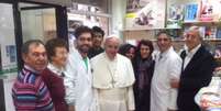 Papa Francisco foi atencioso com funcionários da loja e outros consumidores, posando para fotos e conversando com eles  Foto: Reprodução/Twitter
