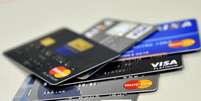 O rotativo é o crédito tomado quando o consumidor paga menos que o valor integral da fatura do cartão.  Foto: Agência Brasil