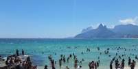 Praia do Arpoador, em Ipanema, ficou cheia no domingo de Natal   Foto: Agência Brasil