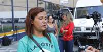 A mulher do vendedor ambulante Luís Carlos Ruas, Maria Aparecida fala com a imprensa em frente ao DHPP, na manhã desta quarta-feira (28).  Foto: Futura Press