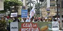 Servidores do estado do Rio de Janeiro realizaram protesto em frente ao Palácio Guanabara, em Laranjeiras, na sexta-feira (23), contra o não pagamento dos salários e do décimo-terceiro  Foto: Clever Felix / Futura Press