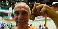 Ademir Gatti com a medalha de seu pai, que disputou a 20&ordf; Corrida Internacional de S&atilde;o Silvestre.  Foto: FERNANDO DANTAS/Gazeta Press