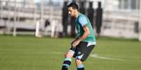 Edílson em ação durante treino do Grêmio (Foto: Lucas Uebel/Grêmio)  Foto: Lance!