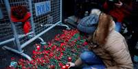 Pessoas depositam flores e velas em barreira em frente à boate Reina onde aconteceu o ataque terrorista no Ano-Novo.  Foto: EFE