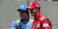 Alonso e Schumacher se cumprimentam durante o GP Brasil de Fórmula 1 de 2006  Foto: Getty Images