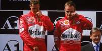 Schumacher e Barrichello no pódio do GP da Áustria de 2002  Foto: Getty Images