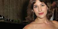 A atriz Lola Kirke dividiu opiniões ao postar um vídeo em que aparece com as axilas peludas em seu Instagram neste domingo, 8 de janeiro de 2017  Foto: Getty Images / PurePeople