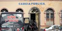 Policiais entram na cadeia pública de Manaus para onde alguns presos foram realocados depois da rebelião.   Foto: Reuters