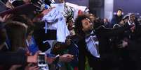Marcelo tira foto com fãs na chegada à premiação da Fifa  Foto: Getty Images