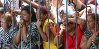 Familiares de presos aguardam por informações em frente à Cadeia Pública Desembargador Raimundo Vidal Pessoa, em Manaus  Foto: Reuters